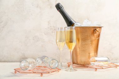 Buzlu kova ve hafif arka planda şampanya.