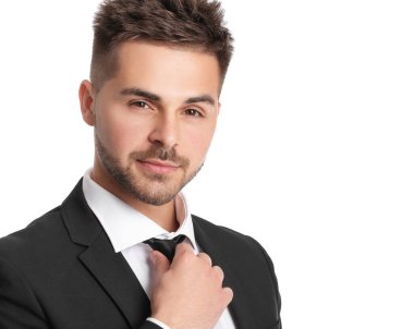 beyaz zemin üzerine yakışıklı genç işadamı portresi