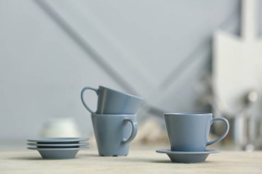 Mutfak masasında boş fincanlar ve tabaklar.