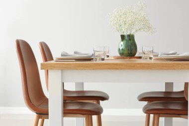 Modern yemek odasında servis edilir.