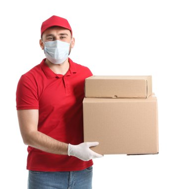 Tıbbi maskeli bir erkek kurye ve beyaz arka planda kutuları var.