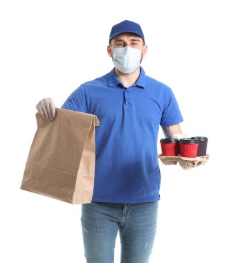 Beyaz arka planda tıbbi maske takan yemek dağıtım servisinin erkek kuryesi.