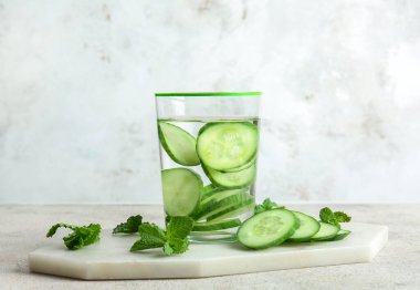 Masaya bir bardak salatalık doldurulmuş su.