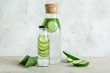 Masaya bir şişe salatalık doldurulmuş su.