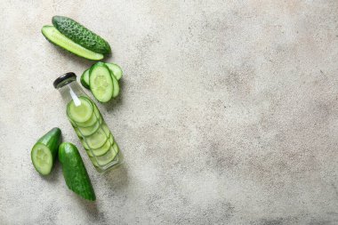 Masaya bir şişe salatalık doldurulmuş su.