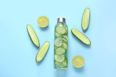 Bir şişe salatalık arkaplan üzerine aşılanmış su