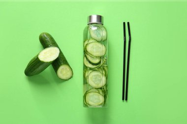 Bir şişe salatalık arkaplan üzerine aşılanmış su