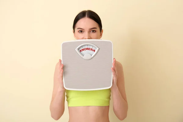 Mujer Joven Con Escalas Medición Sobre Fondo Color Concepto Anorexia —  Fotos de Stock