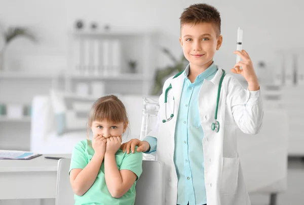 Lindo Médico Pequeño Con Jeringa Paciente Asustado Clínica — Foto de Stock