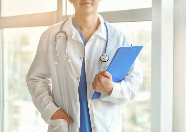 Manlig Asiatisk Läkare Nära Fönstret Kliniken — Stockfoto