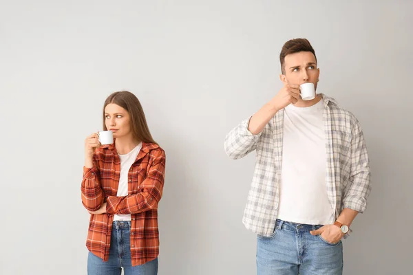 Joven Pareja Bebiendo Café Sobre Fondo Claro — Foto de Stock