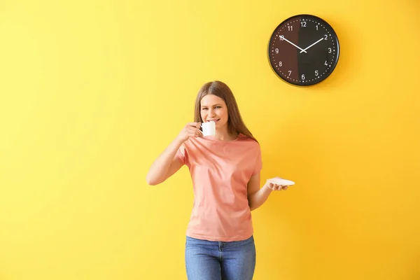 Jeune Femme Avec Café Horloge Sur Fond Couleur — Photo