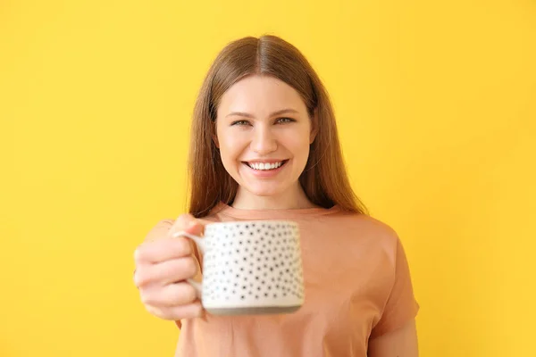 Young Woman Coffee Color Background — Stock Photo, Image