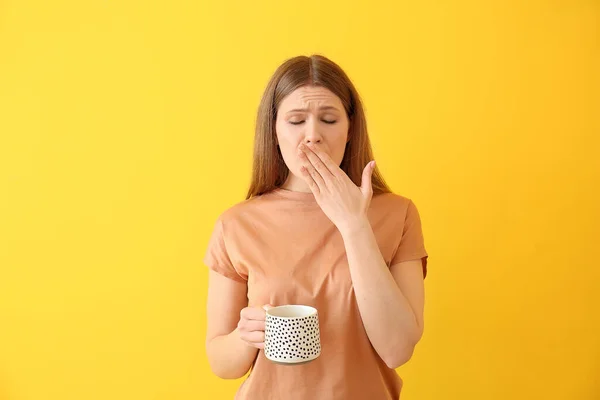 睡梦中的年轻女子 带着彩色背景咖啡 — 图库照片