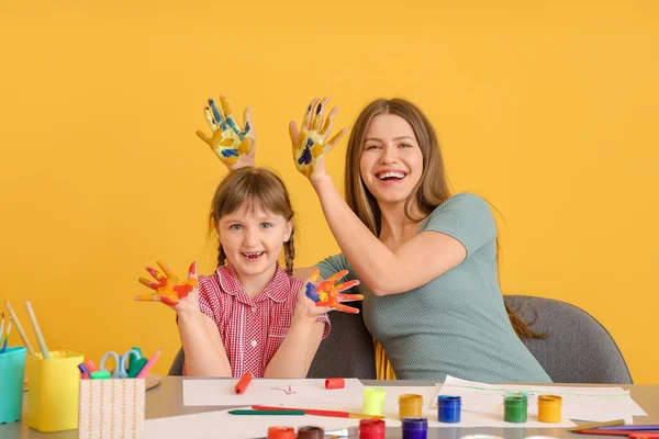 Nauczyciel Rysunku Daje Prywatne Lekcje Sztuki Małej Dziewczynce Tle Koloru — Zdjęcie stockowe