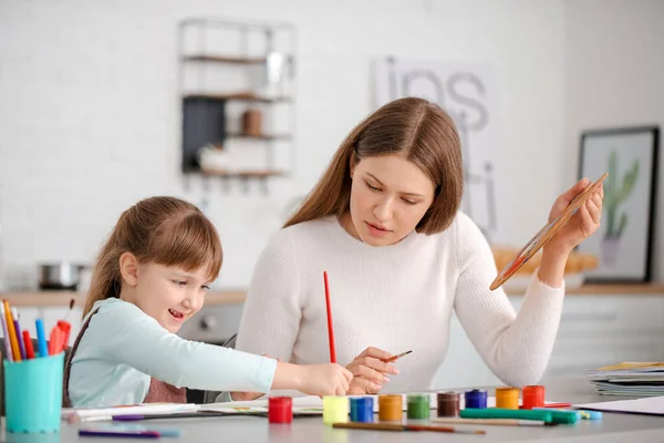Δάσκαλος Σχεδίου Δίνει Ιδιαίτερα Μαθήματα Τέχνης Στο Κοριτσάκι Στο Σπίτι — Φωτογραφία Αρχείου