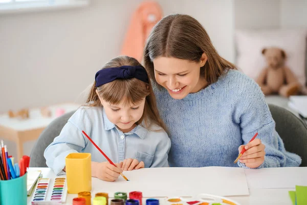 Professora Desenho Dando Aulas Particulares Arte Para Menina Casa — Fotografia de Stock