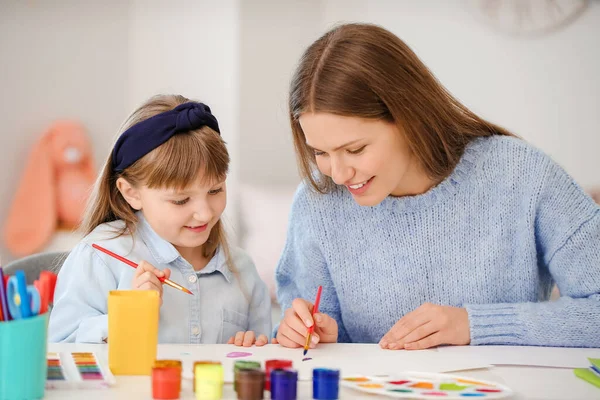 Professora Desenho Dando Aulas Particulares Arte Para Menina Casa — Fotografia de Stock