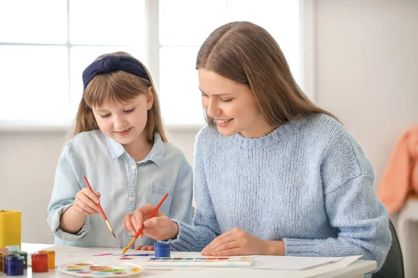 Δάσκαλος Σχεδίου Δίνει Ιδιαίτερα Μαθήματα Τέχνης Στο Κοριτσάκι Στο Σπίτι — Φωτογραφία Αρχείου