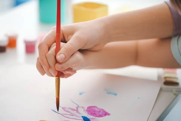 Zeichenlehrerin Gibt Kleinen Mädchen Hause Privaten Kunstunterricht Nahaufnahme — Stockfoto