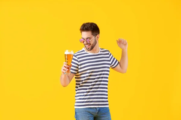 Счастливый Человек Стаканом Пива Цветном Фоне — стоковое фото