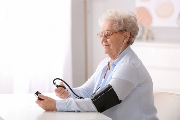 Elderly Woman Measuring Blood Pressure Home — Stock Photo, Image