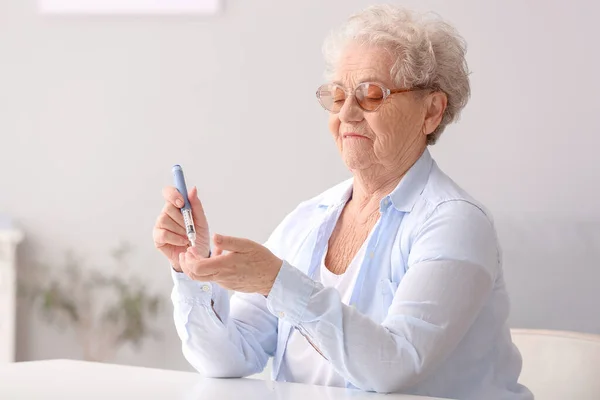 Diabetic Senior Woman Measuring Blood Sugar Level Home — Stock Photo, Image