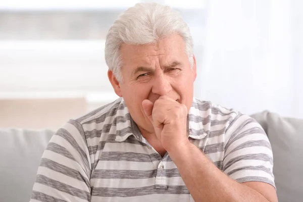 Yaşlı Bir Adamın Evdeki Doktorla Görüntülü Konuşması — Stok fotoğraf