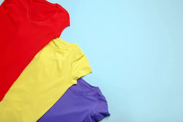 Shirt Bergaya Dengan Latar Belakang Warna — Stok Foto
