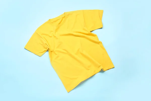 色の背景にスタイリッシュなTシャツ — ストック写真
