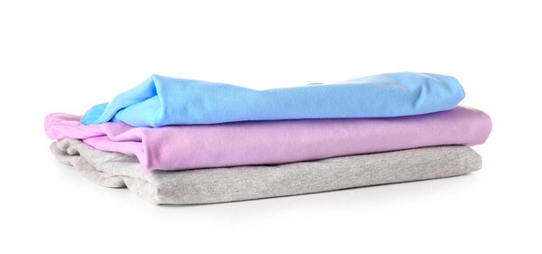 Стильные футболки на белом фоне