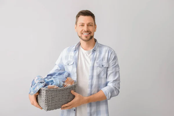 Homem Com Roupa Suja Fundo Claro — Fotografia de Stock