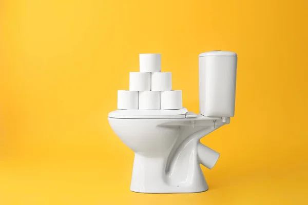 Toiletpot Met Rollen Papier Kleur Achtergrond — Stockfoto