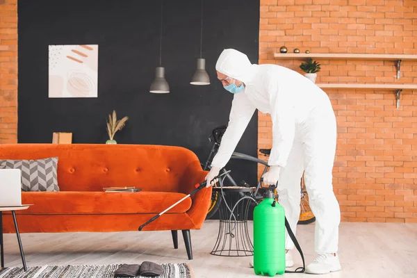 Trabajador Traje Riesgo Biológico Desinfectando Casa — Foto de Stock