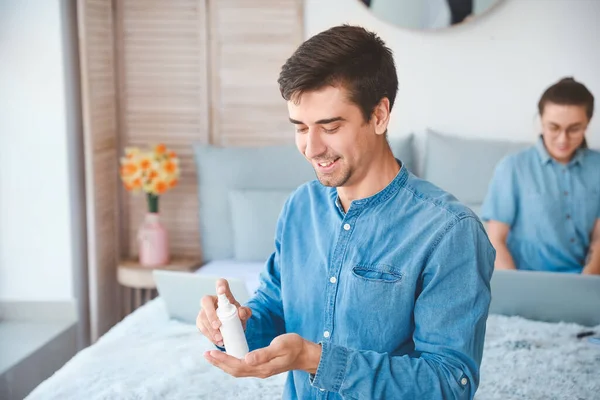 Hombre Aplicando Desinfectante Las Manos Casa — Foto de Stock