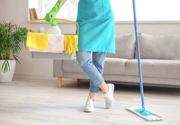 Mujer Joven Fregando Piso Habitación —  Fotos de Stock