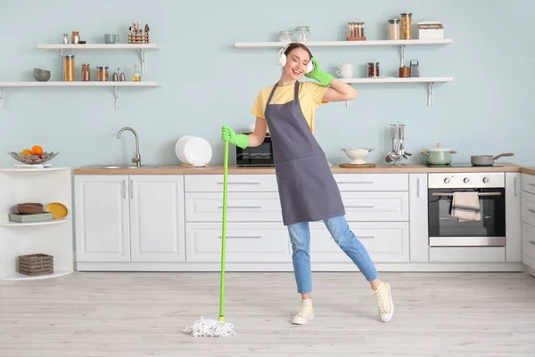 Junge Frau Hat Spaß Beim Bodenwischen Küche — Stockfoto