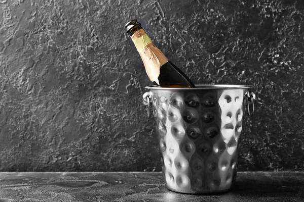 Buzlu Kova Koyu Arkaplanda Şampanya — Stok fotoğraf