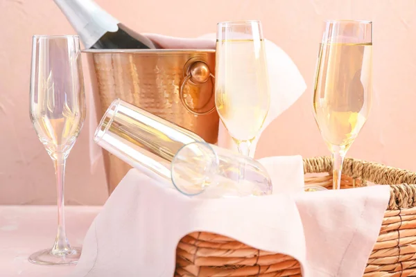 Ведро Льдом Шампанским Цветном Фоне — стоковое фото