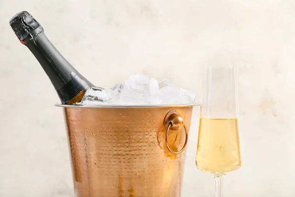 Eimer Mit Eis Und Champagner Auf Hellem Hintergrund — Stockfoto