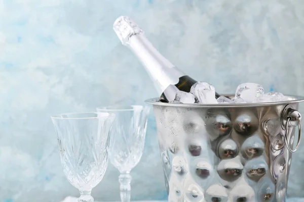 Eimer Mit Eis Und Champagner Auf Farbigem Hintergrund — Stockfoto