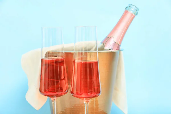 Eimer Mit Eis Und Champagner Auf Farbigem Hintergrund — Stockfoto