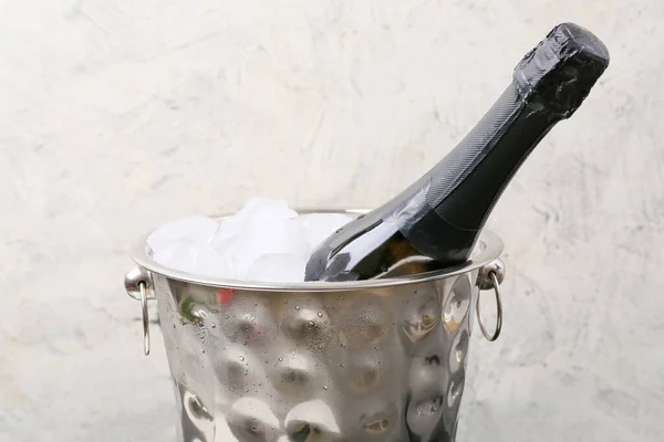 Kbelík Ledem Šampaňským Světlém Pozadí — Stock fotografie