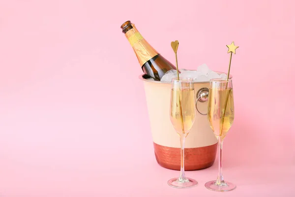 Відро Льодом Шампанським Кольоровому Фоні — стокове фото