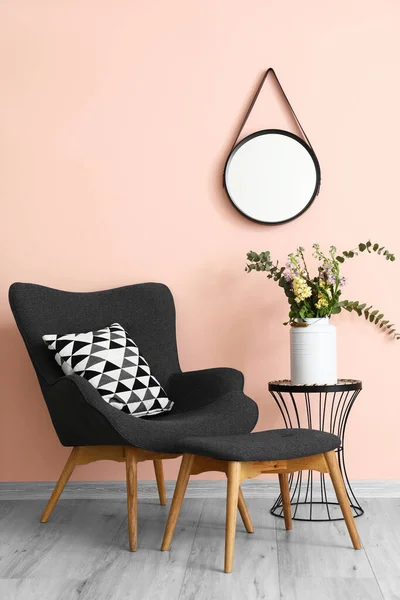 Élégant Intérieur Salon Avec Fauteuil Miroir — Photo