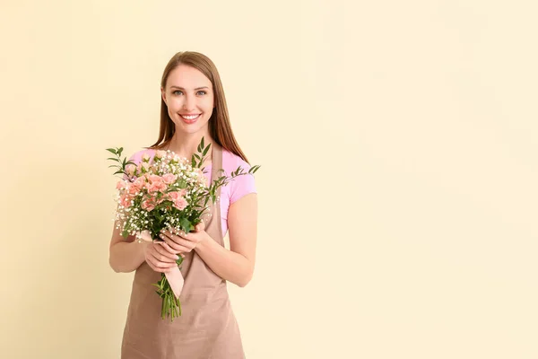 Retrato Florista Feminina Com Buquê Sobre Fundo Cor — Fotografia de Stock