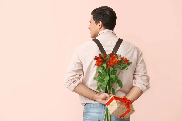 Çiçek Buketi Olan Yakışıklı Bir Adam Renkli Arka Planda Bir — Stok fotoğraf
