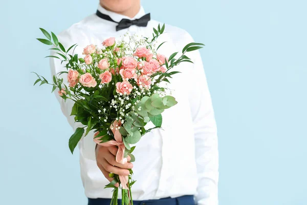 Schöner Mann Mit Blumenstrauß Auf Farbigem Hintergrund — Stockfoto
