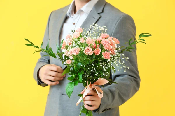 Hombre Guapo Con Ramo Flores Sobre Fondo Color — Foto de Stock