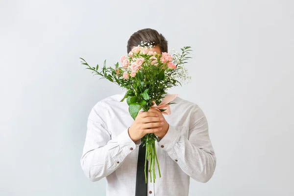 Jóképű Férfi Csokor Virág Könnyű Háttér — Stock Fotó
